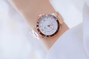 Primer plano de reloj BS Bee Sister para mujer en oro rosa con bisel negro