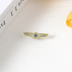 Vintage Pilot Wings Metallbrosche mit blauem Flugzeug für Jacken und Hüte