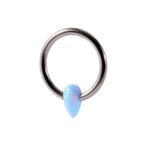 Nahaufnahme eines G23 Titan BCR Nasenrings mit einer hellblauen Opal-Tropfenperle.