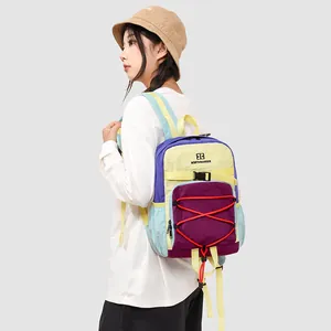 Seitenansicht des bunten Outdoor-Wanderrucksacks am Modell mit Riemen und Kordelzug