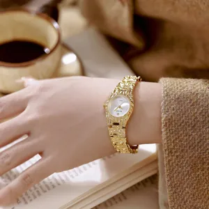 Reloj de pulsera vintage dorado para mujer con textura de lava y esfera blanca