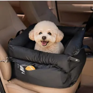 Vue détaillée d'un siège auto noir imperméable pour animaux installé avec un caniche blanc à bord