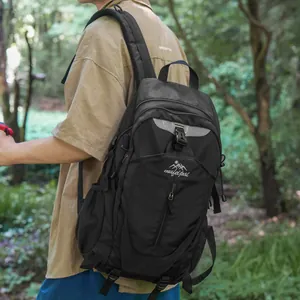 Détail d'un sac à dos de randonnée noir robuste avec des bretelles ergonomiques confort