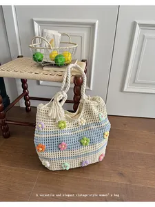 Vue détaillée d'un sac cabas au crochet fait main avec fleurs 3D colorées