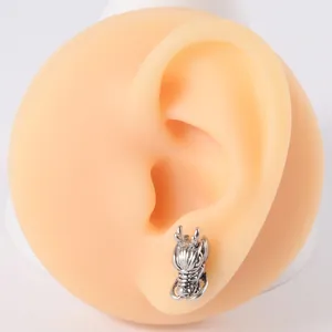 Vue détaillée d'une boucle d'oreille clou tête de dragon en acier inoxydable argenté
