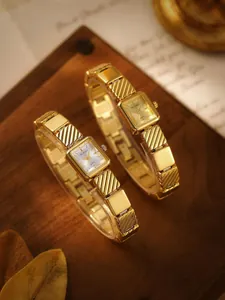 Detalle de relojes vintage dorados con esfera cuadrada y brazaletes de eslabones