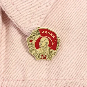 Gedetailleerde close-up van een Sovjet Lenin souvenirbroche op roze denim stof