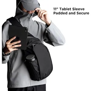 Detailansicht der schwarzen Umhängetasche mit Platz für ein 11-Zoll-Tablet-Sleeve