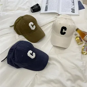 Gorras de béisbol de talla grande en azul, marrón y beige con la letra C bordada