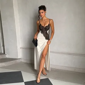 Elegante lange jurk in Franse stijl met kantwerk en split voor een chique vakantie
