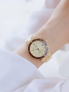 Elegante reloj de mujer en acero inoxidable dorado con fecha y esfera multifunción