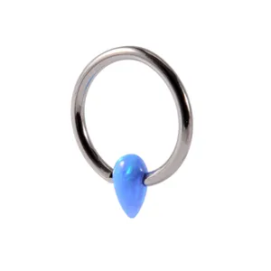 Makroansicht eines G23 Titan-Captive-Bead-Rings mit einem tropfenblauen Opal-Edelstein