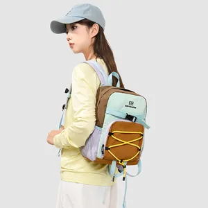 Nahaufnahme eines bunten Outdoor-Wanderrucksacks mit Kordelzug und Schnallenverschluss