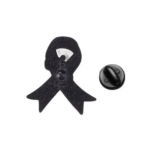 Pin de solapa de metal con lazo negro, acabado mate y cierre de goma