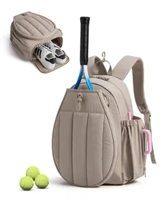 Detailansicht des khakifarbenen Tennisrucksacks mit Schlägertasche und separatem Schuhfach.