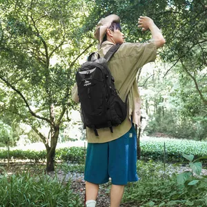 Sac à dos de randonnée noir pour l'extérieur en milieu forestier