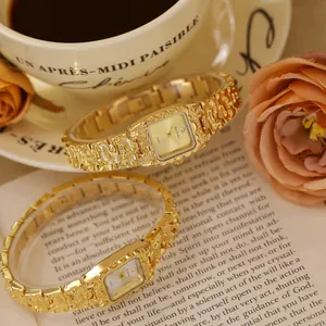 Elegante reloj de pulsera dorado vintage con textura de lava y movimiento de cuarzo.