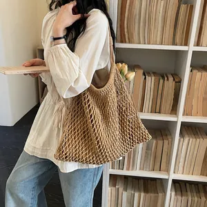 Borsa a tracolla traforata in macramé stile francese in una biblioteca
