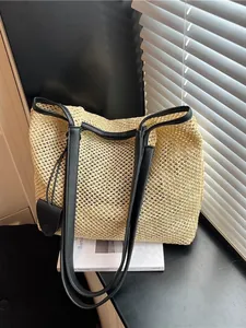 Grande borsa tote in paglia intrecciata per vacanze estive al mare con tracolle nere