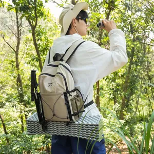Sac à dos de randonnée avec équipement de camping en plein air