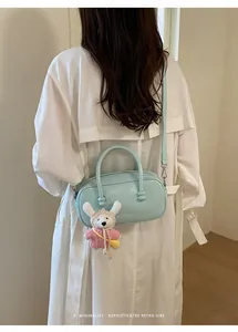 Sac à main bowling bleu clair minimaliste pour femme avec adorable breloque ours en peluche.