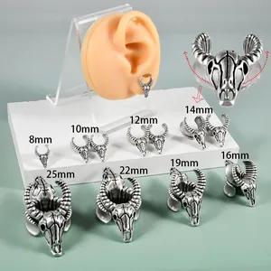 Vue détaillée des écarteurs de tête de mouton en argent de 8 mm à 25 mm.