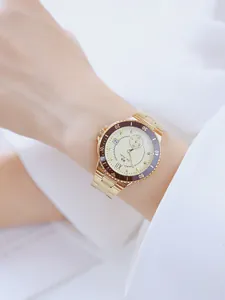 Primer plano del reloj de mujer BS Bee Sister oro rosa con esfera multifunción