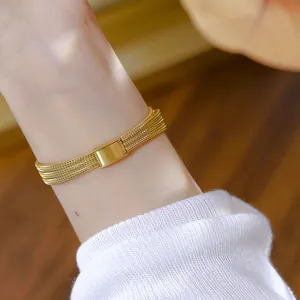 Primer plano de una correa de reloj de malla dorada vintage con cierre desplegable