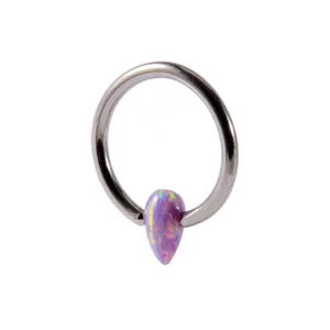 Makroansicht von lila Opal-Teardrop-Perle an G23 Titan Captive Ring Piercing Schmuck.