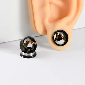 Gedetailleerde weergave van vintage spookhand oorgauges met zwarte tunnels op een model