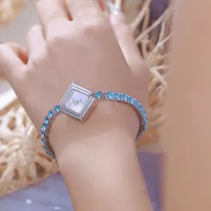 Primer plano del reloj Bee Sister con brazalete de cristal azul y esfera de rombo