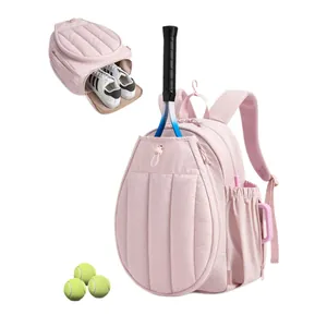 Détail du sac à dos de pickleball rose avec poche pour raquette et compartiment à chaussures