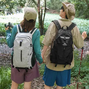 Sac à dos de randonnée de grande capacité avec des bretelles respirantes en forêt.