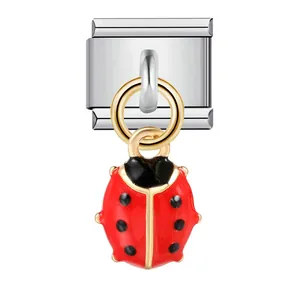 Détail d'un pendentif coccinelle en émail rouge pour bracelet modulaire italien