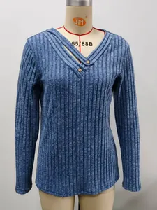 Elegantes blaues geripptes Langarm-Oberteil für Damen mit V-Ausschnitt und Zierknöpfen