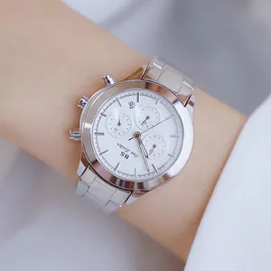 Elegante reloj de mujer de acero plateado con esfera de cronógrafo blanca de tres ojos