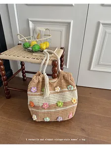 Vue détaillée du sac fourre-tout tissé à la main avec des fleurs colorées au crochet