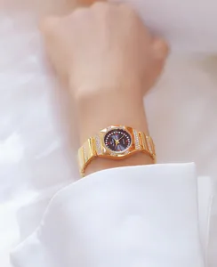 Close-up van het elegante gouden BS Bee Sister dameshorloge met strass-wijzerplaat