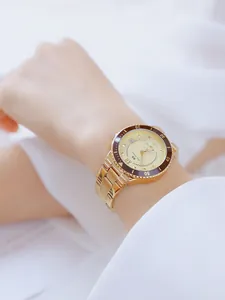 Vista detallada del reloj de mujer BS Bee Sister de acero inoxidable dorado en la muñeca