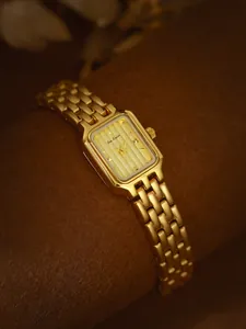 Detaillierte Nahaufnahme der Bee Sister Vintage Gold Damenuhr mit quadratischem Zifferblatt
