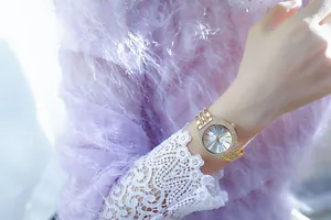 Primer plano de un lujoso reloj de oro para mujer con brillantes diamantes.