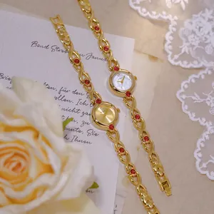 Detalle de los elegantes relojes vintage franceses para mujer en oro con gemas rojas