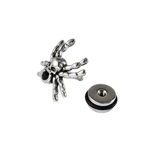 Punk-Ohrstecker aus Edelstahl in Spinnen-Totenkopf-Optik mit schwarzem Strassstein.
