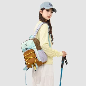 Detailansicht des Outdoor-Wanderrucksacks mit Kordelzug und mehrfarbigen Einsätzen