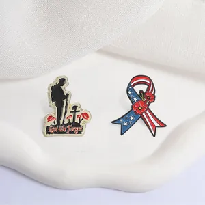 Vista detallada de pines de esmalte con silueta de soldado y cinta de bandera de EE. UU.