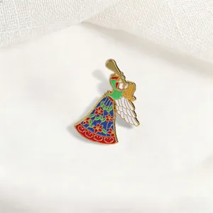 Dettaglio di una spilla in smalto ad angelo colorato con motivi floreali e ali bianche