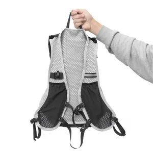 Dettaglio del gilet idrico leggero e traspirante in mesh grigio per maratona e ciclismo