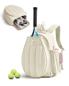 Detaillierte Ansicht eines cremefarbenen Tennisrucksacks mit Schläger- und praktischem Schuhfach