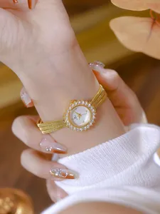 Primer plano de un reloj vintage dorado para mujer con bisel de girasol de diamantes