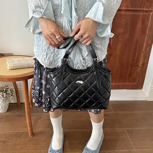 Elegante schwarze klassisch gesteppte Handtasche für Damen, perfekt für den Sommer-Look